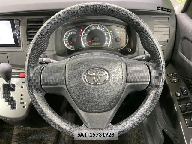 Toyota ISIS 2013-02 7979553-11