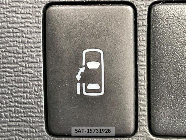 Toyota ISIS 2013-02 7979553-4