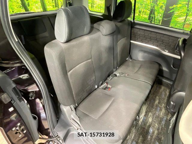 Toyota ISIS 2013-02 7979553-8