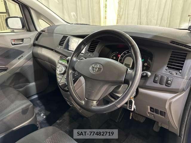 Toyota ISIS 2005-06 8036095-8