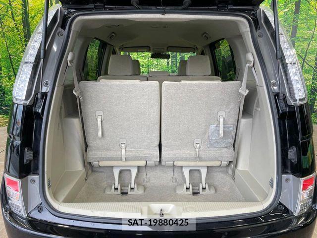 Toyota ISIS 2013-09 8036093-11