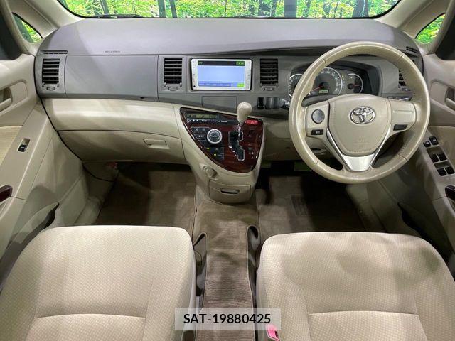 Toyota ISIS 2013-09 8036093-1
