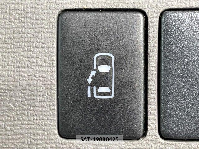 Toyota ISIS 2013-09 8036093-4