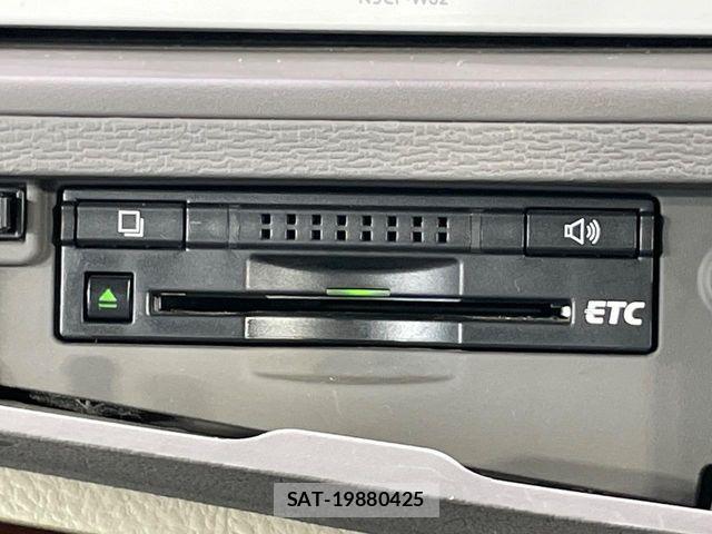 Toyota ISIS 2013-09 8036093-5