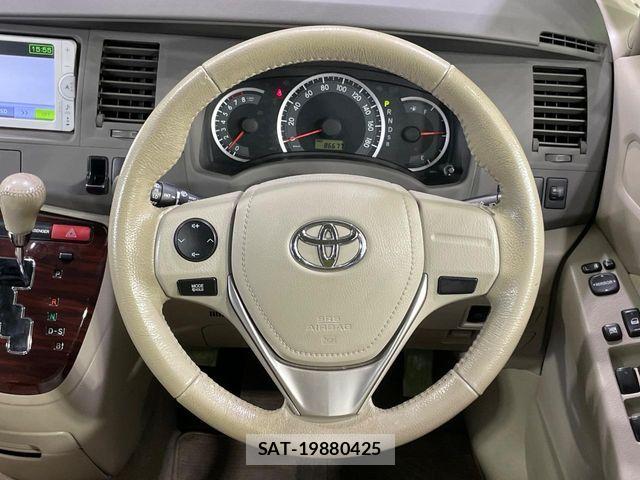 Toyota ISIS 2013-09 8036093-7