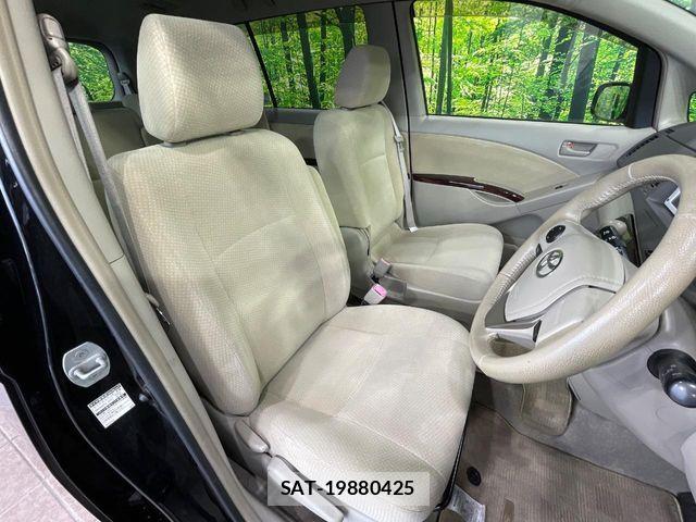 Toyota ISIS 2013-09 8036093-8
