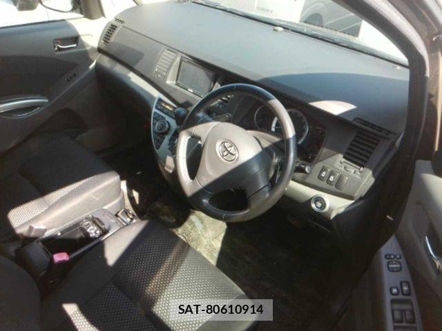 Toyota ISIS 2009-10 8074121-1