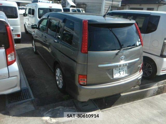 Toyota ISIS 2009-10 8074121-2