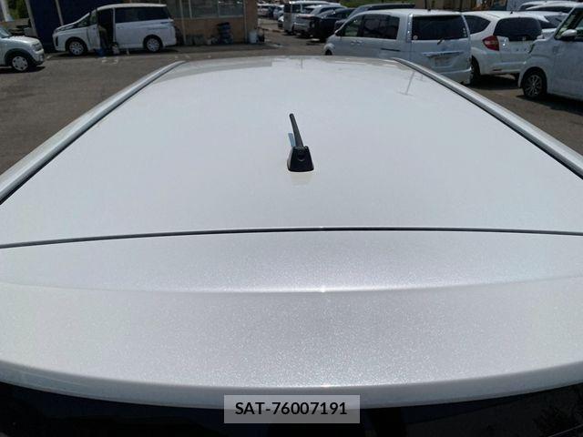 Toyota ISIS 2011-02 8099744-11