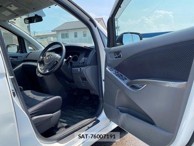 Toyota ISIS 2011-02 8099744-14