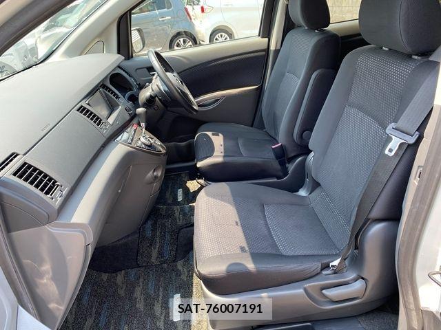 Toyota ISIS 2011-02 8099744-16