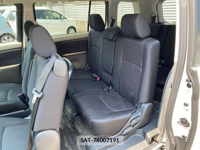 Toyota ISIS 2011-02 8099744-17