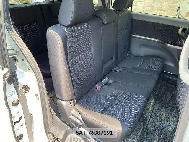 Toyota ISIS 2011-02 8099744-18