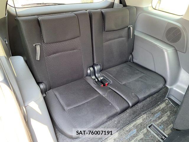 Toyota ISIS 2011-02 8099744-19