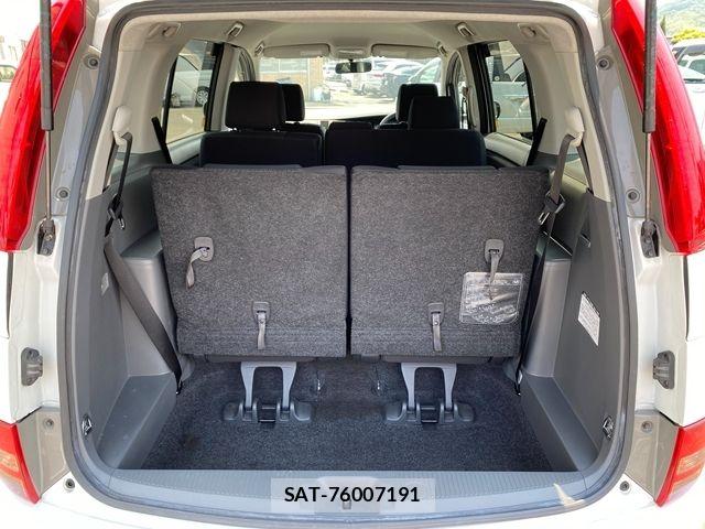 Toyota ISIS 2011-02 8099744-20