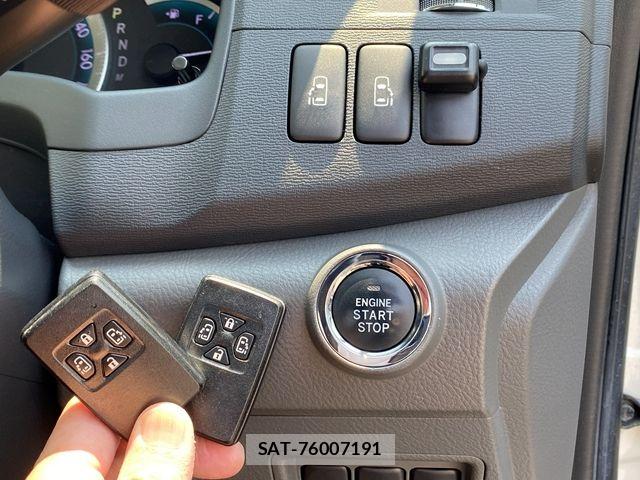 Toyota ISIS 2011-02 8099744-23