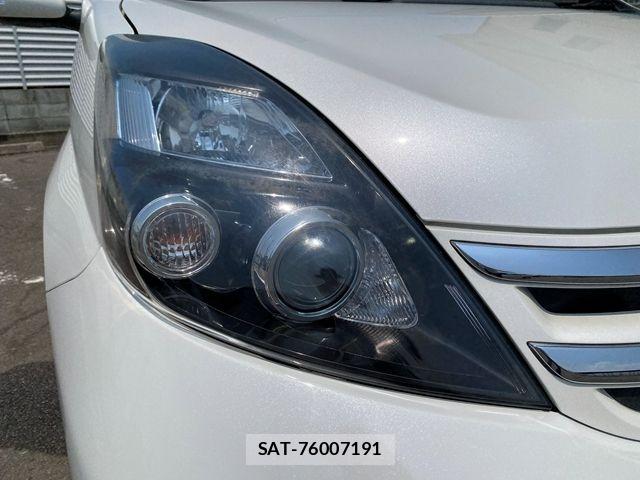 Toyota ISIS 2011-02 8099744-24