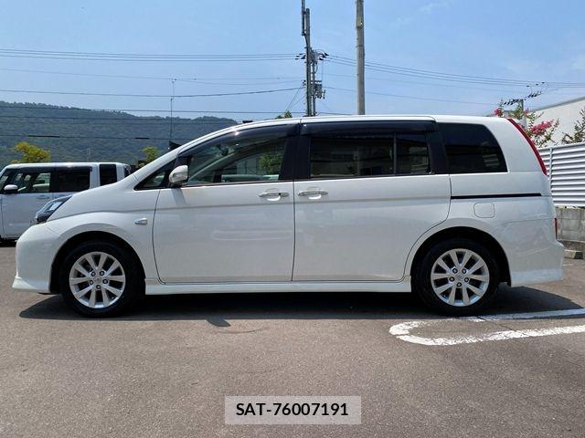 Toyota ISIS 2011-02 8099744-4