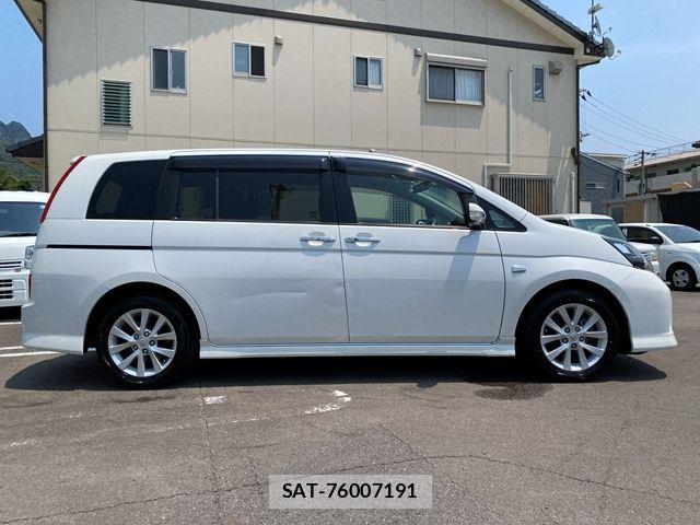 Toyota ISIS 2011-02 8099744-5
