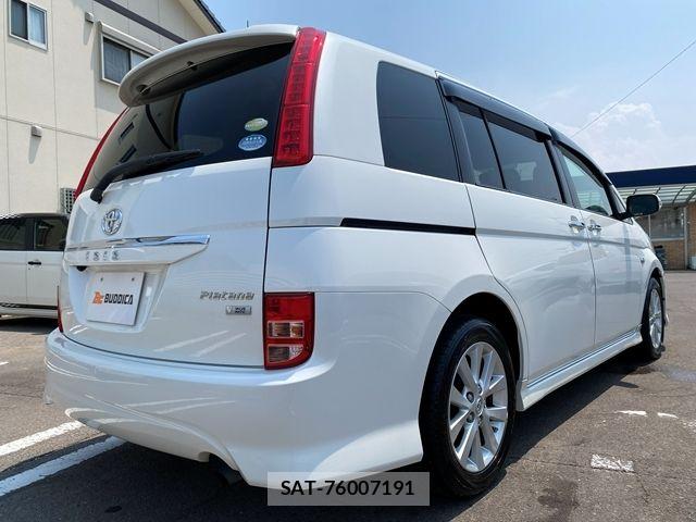 Toyota ISIS 2011-02 8099744-6