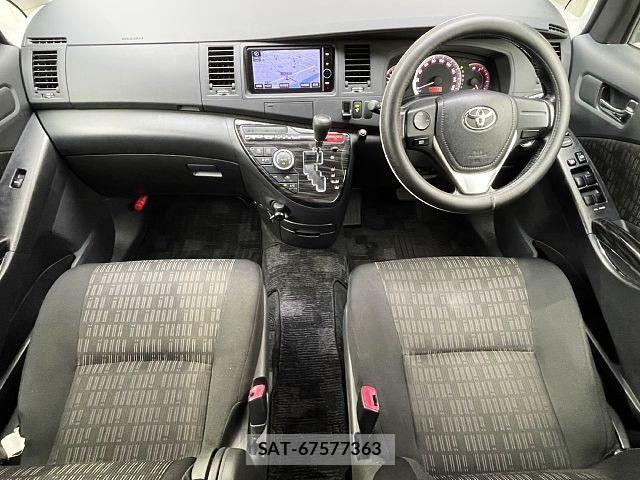 Toyota ISIS 2012-06 8099742-1