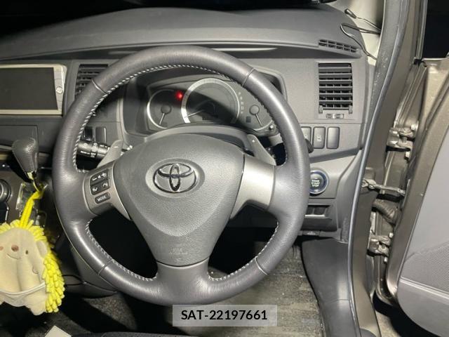 Toyota ISIS 2010-01 8130634-13