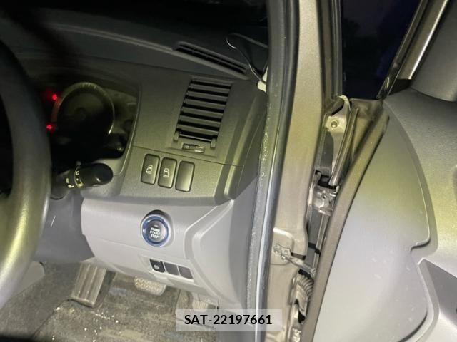 Toyota ISIS 2010-01 8130634-14