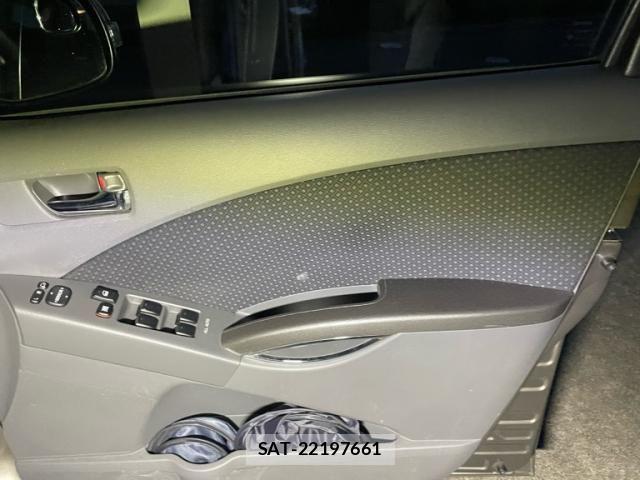 Toyota ISIS 2010-01 8130634-15