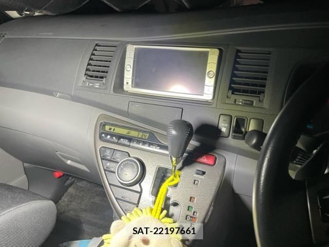 Toyota ISIS 2010-01 8130634-16