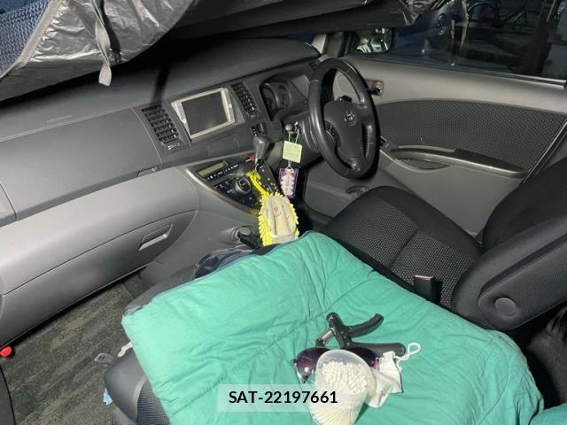 Toyota ISIS 2010-01 8130634-8