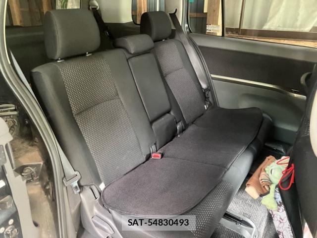 Toyota ISIS 2009-11 8145935-12