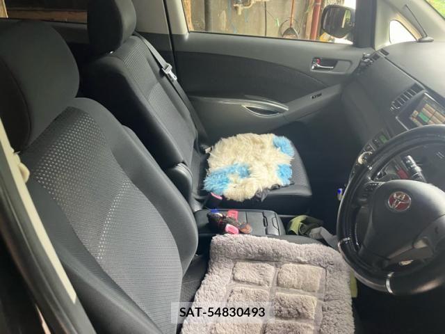 Toyota ISIS 2009-11 8145935-14