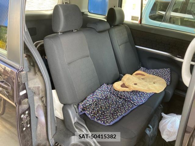 Toyota ISIS 2011-10 8158606-10