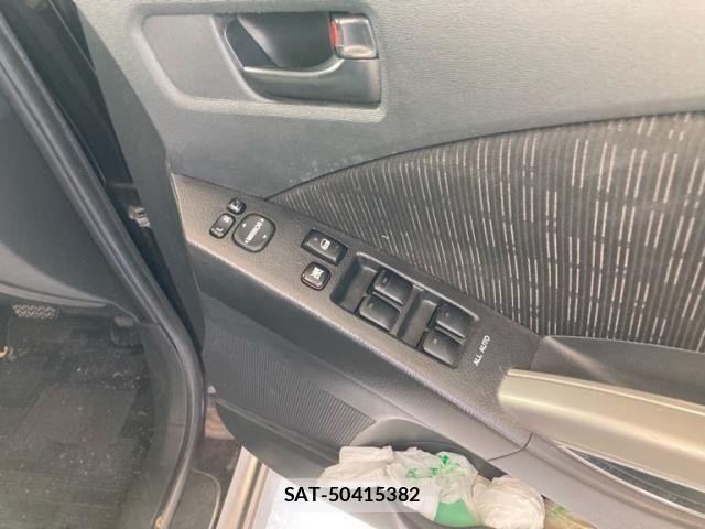 Toyota ISIS 2011-10 8158606-11