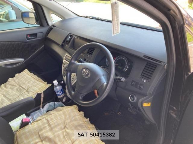 Toyota ISIS 2011-10 8158606-12