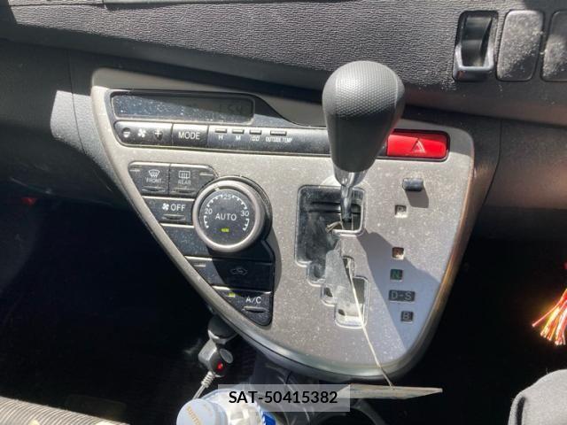 Toyota ISIS 2011-10 8158606-18