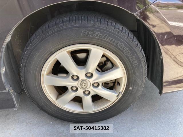 Toyota ISIS 2011-10 8158606-2