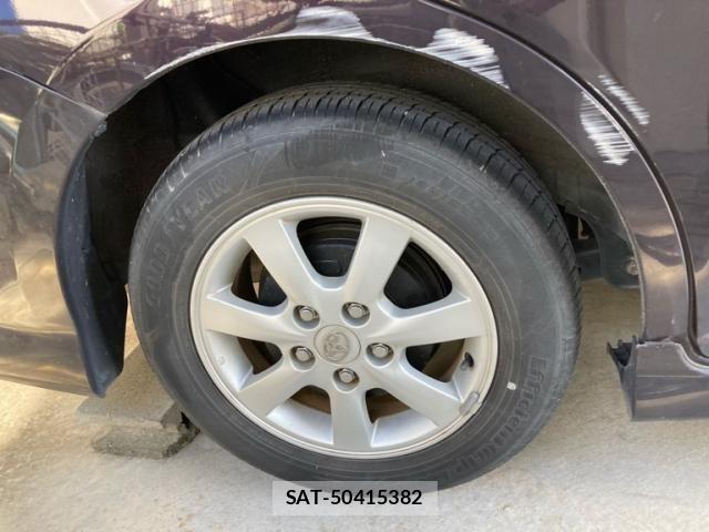 Toyota ISIS 2011-10 8158606-3
