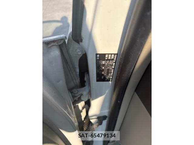 Toyota ISIS 2011-09 8245486-9