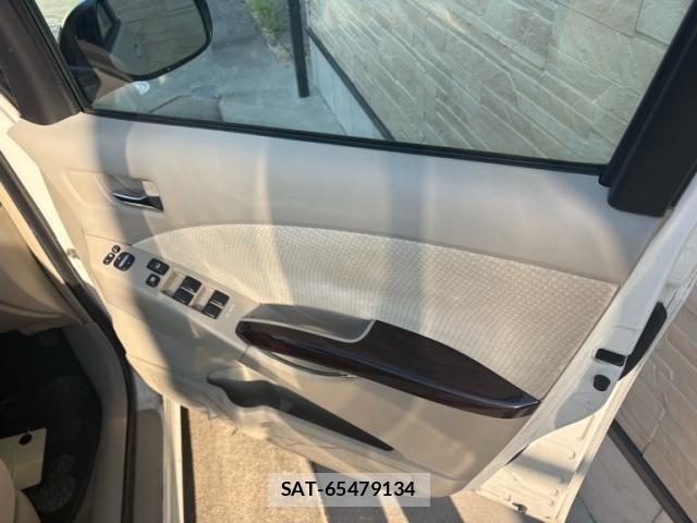 Toyota ISIS 2011-09 8245486-10