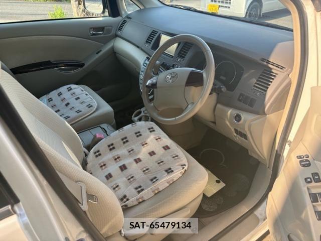 Toyota ISIS 2011-09 8245486-11