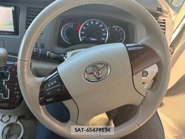 Toyota ISIS 2011-09 8245486-13