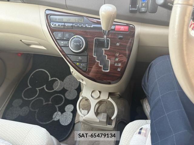 Toyota ISIS 2011-09 8245486-17
