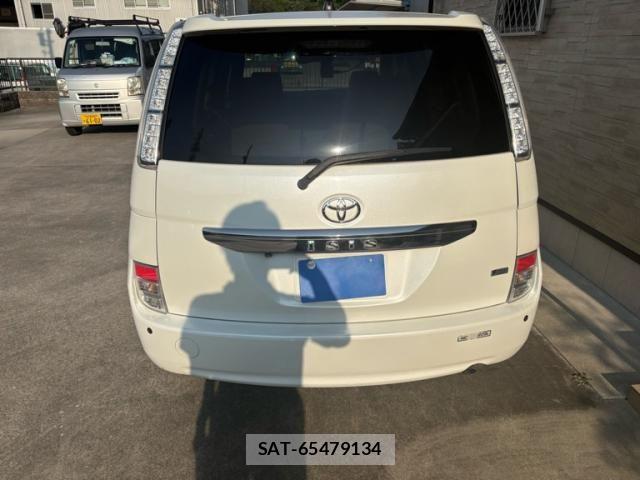 Toyota ISIS 2011-09 8245486-1