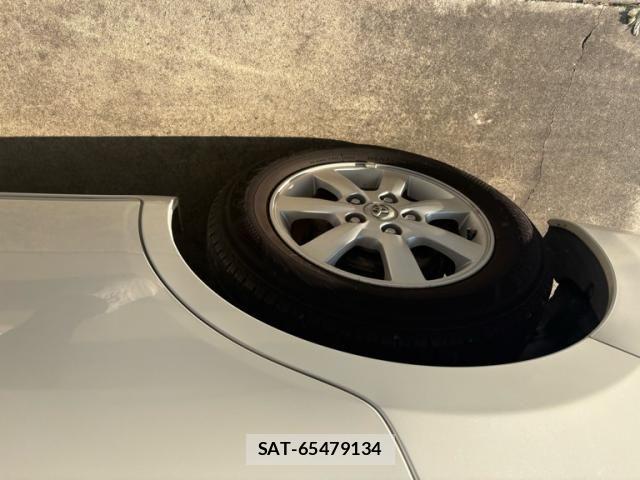 Toyota ISIS 2011-09 8245486-5
