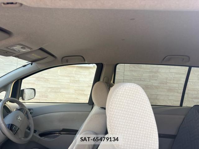 Toyota ISIS 2011-09 8245486-8
