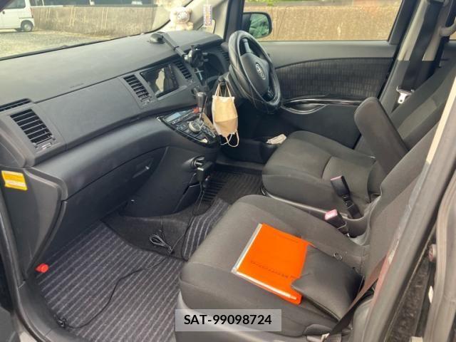 Toyota ISIS 2012-02 8245485-9