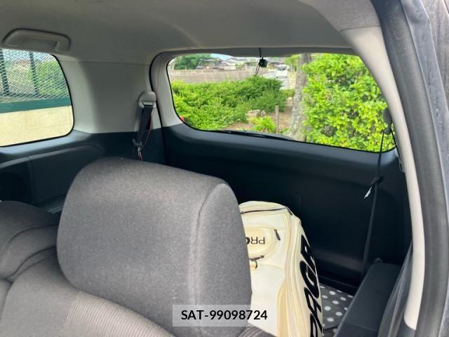 Toyota ISIS 2012-02 8245485-11