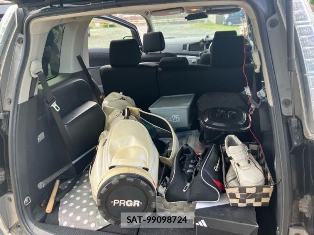 Toyota ISIS 2012-02 8245485-12