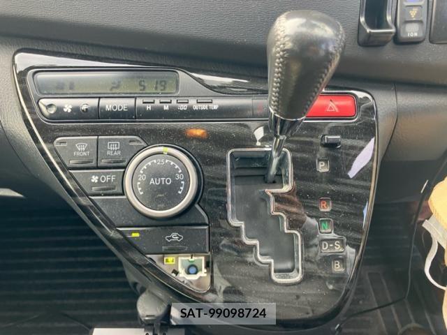 Toyota ISIS 2012-02 8245485-17